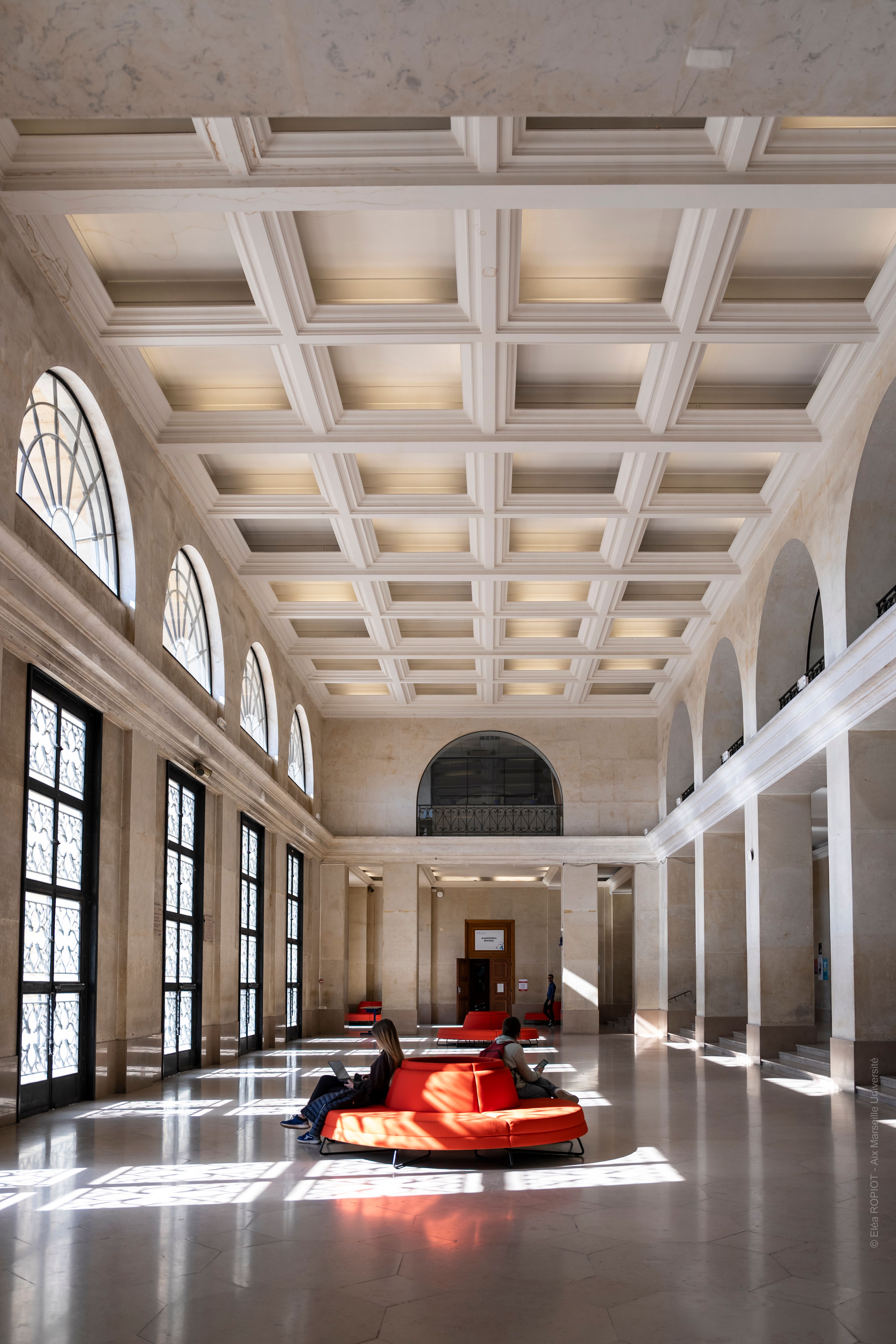 Hall central batiment Pouillon, aix en Provence